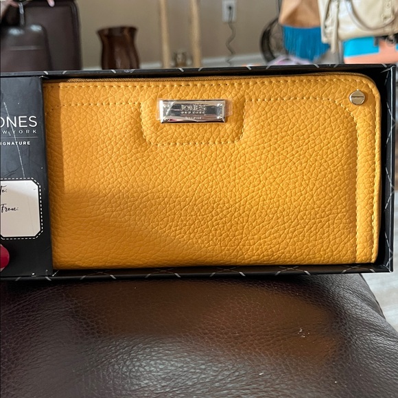 NIB Jones New York Zip Around Wallet - Picture 1 of 5